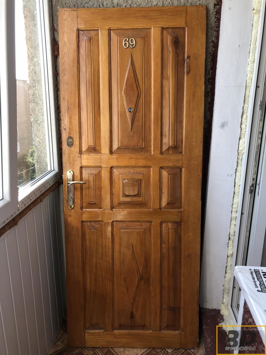 Вхідні дерев'яні двері, б/в, світло-коричневого кольору, лаковані. Повний комплект