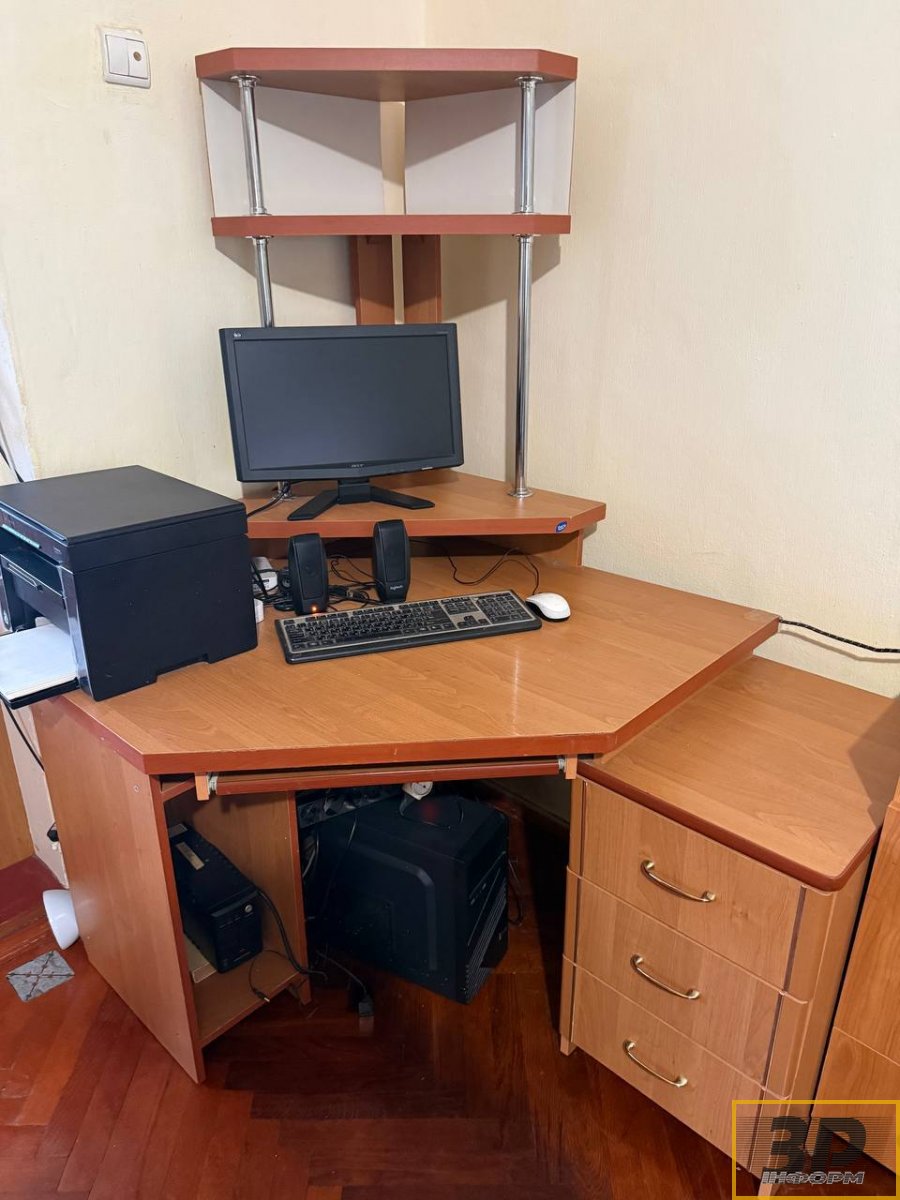 Продається комп'ютерний стіл