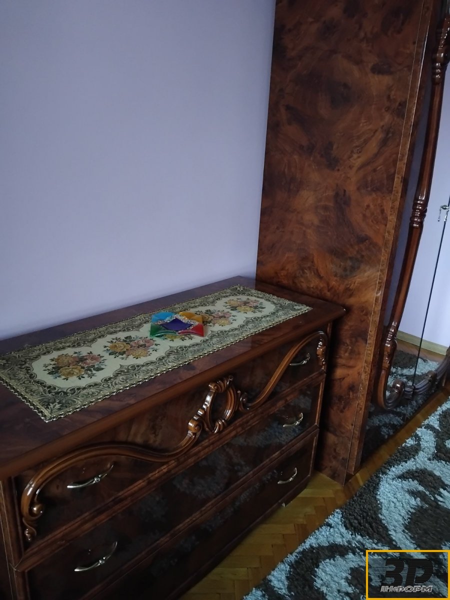 3-дверна шафа і комод, б/в, в доброму стані