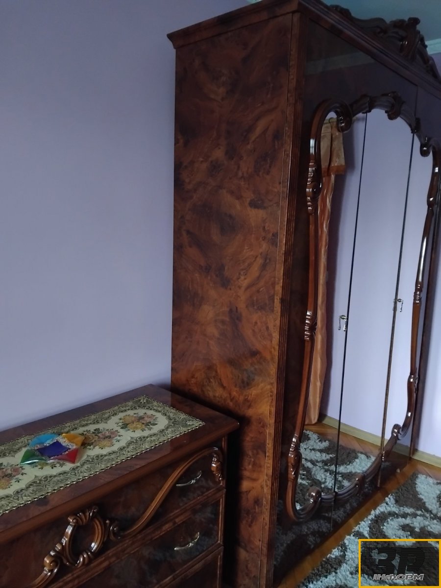 3-дверна шафа і комод, б/в, в доброму стані