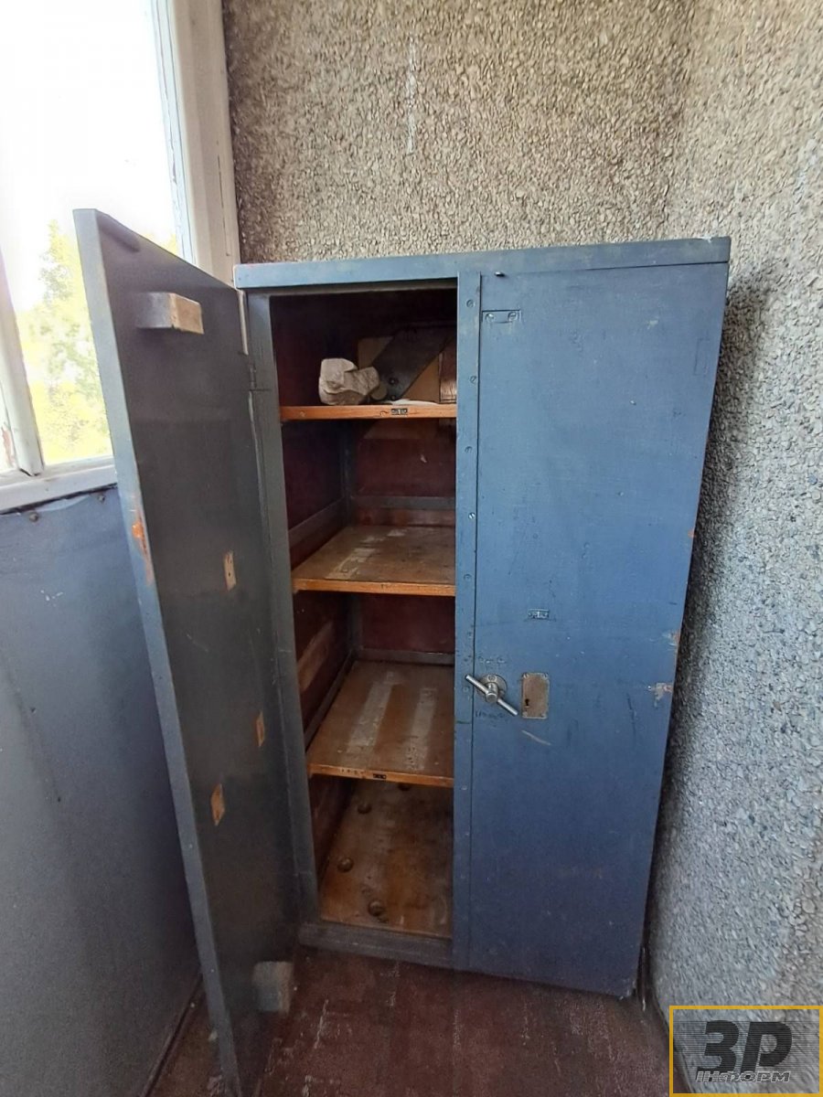 Продам меблевий набір: стінка Рута, крісла + стіл журнальний, стіл столовий, диван, сейф та ін.
