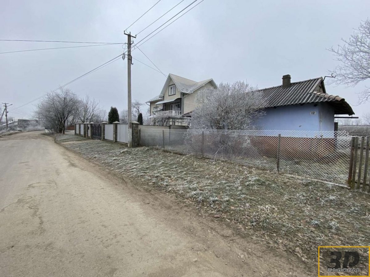 Дерев'яний будинок на земельній ділянці 0,35 га в с. Загайпіль (центр)