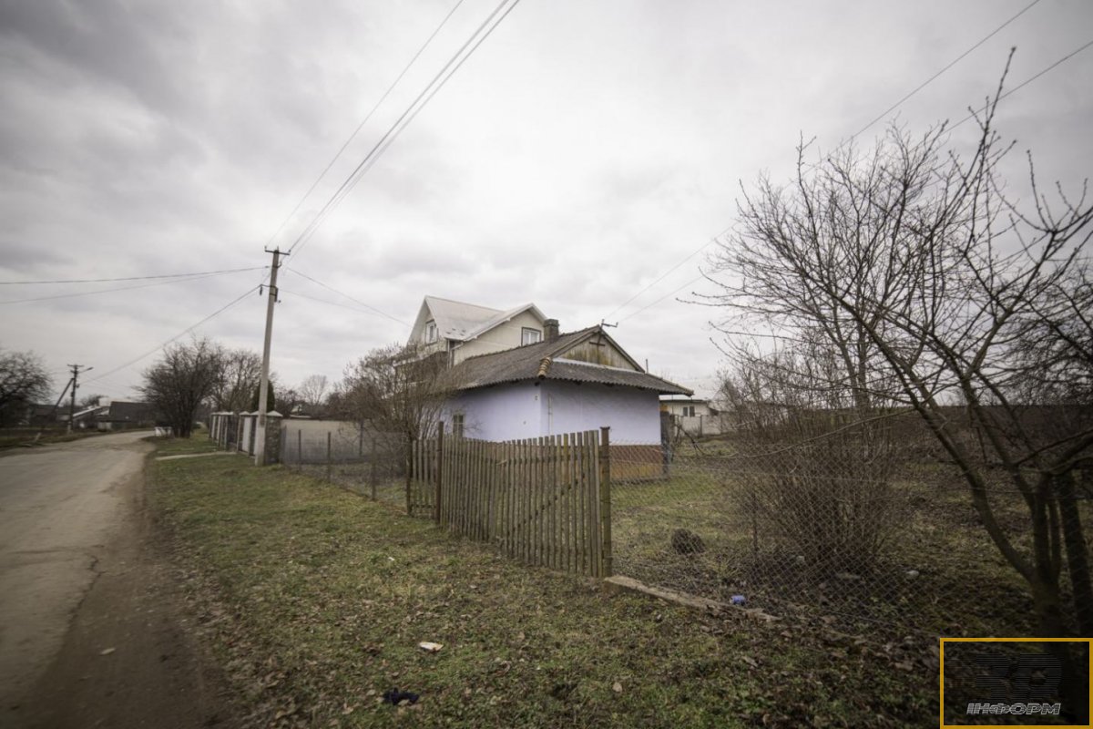 Дерев'яний будинок на земельній ділянці 0,35 га в с. Загайпіль (центр)