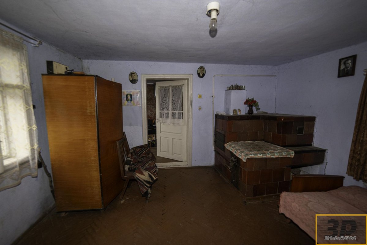 Дерев'яний будинок на земельній ділянці 0,35 га в с. Загайпіль (центр)