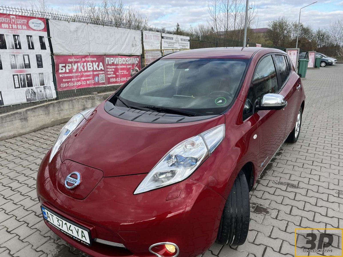 Продам Nissan Leaf 24 кВт Tekna 2013 р.в. рестайлінг вишневого кольору SOH 83 %