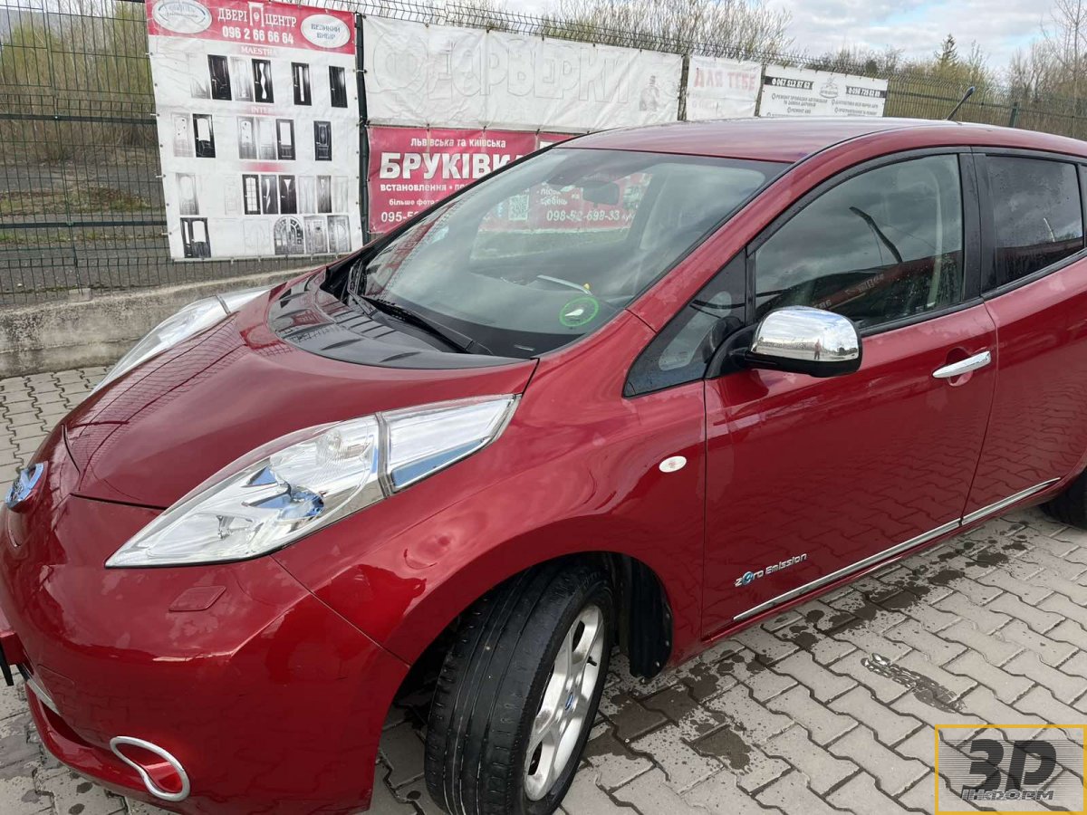 Продам Nissan Leaf 24 кВт Tekna 2013 р.в. рестайлінг вишневого кольору SOH 83 %