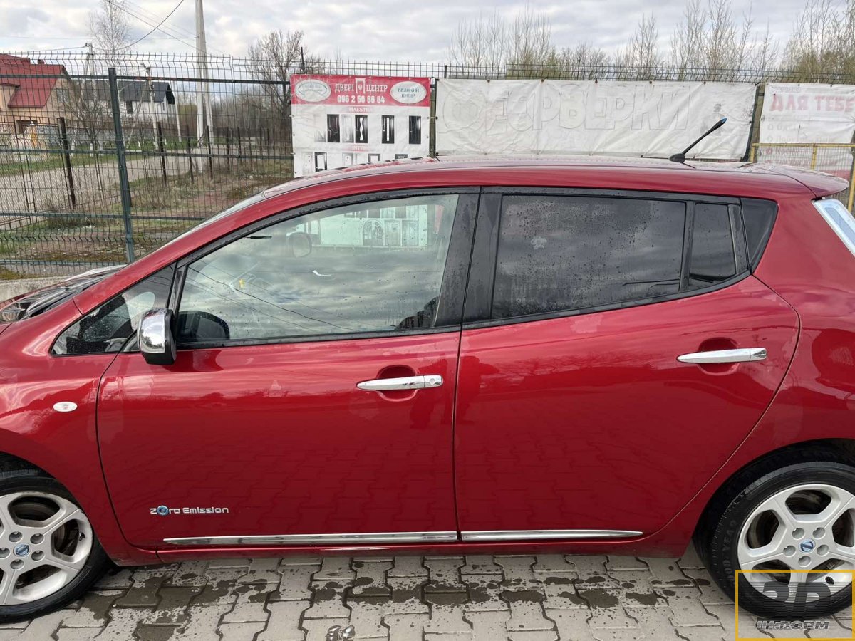 Продам Nissan Leaf 24 кВт Tekna 2013 р.в. рестайлінг вишневого кольору SOH 83 %