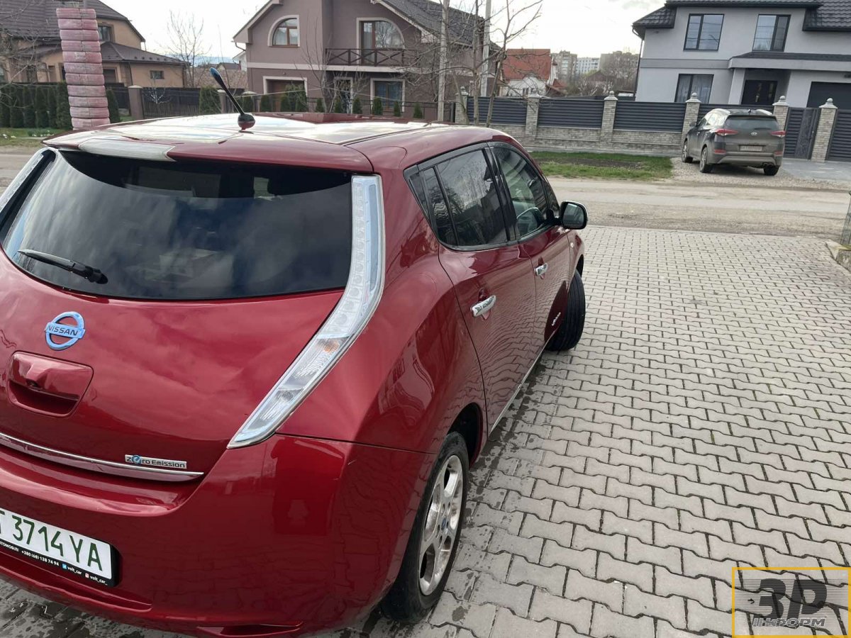 Продам Nissan Leaf 24 кВт Tekna 2013 р.в. рестайлінг вишневого кольору SOH 83 %